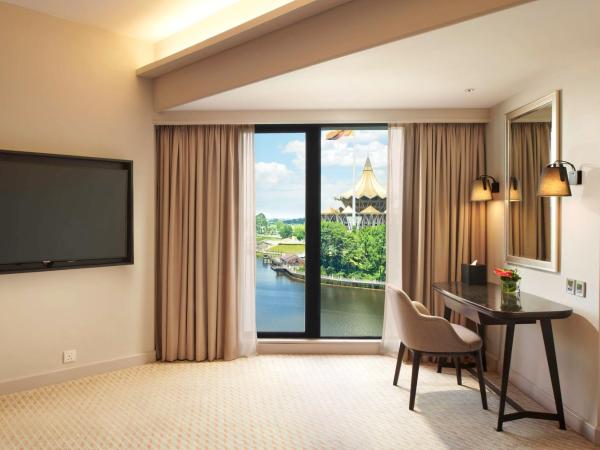 Hilton Kuching Hotel : photo 2 de la chambre suite lit king-size exécutive