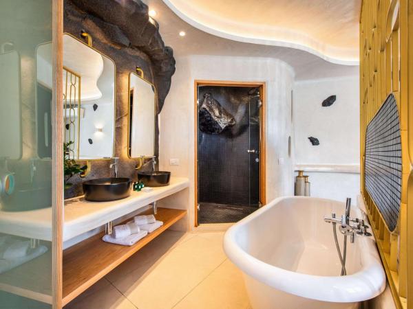 Athina Luxury Suites : photo 8 de la chambre suite supérieure avec bain à remous - vue sur caldera