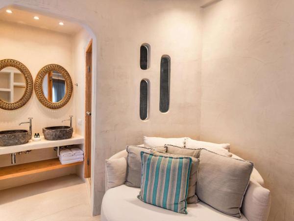 Athina Luxury Suites : photo 5 de la chambre suite lune de miel avec jacuzzi extérieur - vue sur caldeira