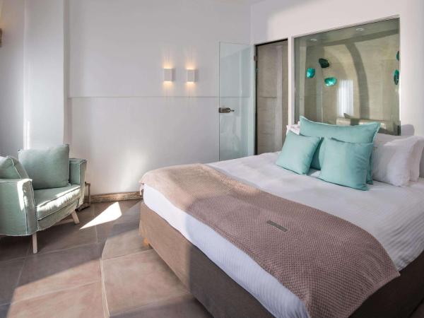 Athina Luxury Suites : photo 2 de la chambre suite lune de miel avec jacuzzi extérieur - vue sur caldeira