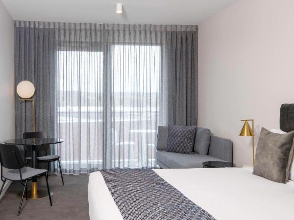 Mantra Tonsley Adelaide : photo 1 de la chambre chambre lit king-size avec balcon