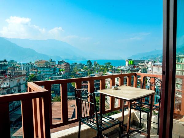 Hotel Kamana : photo 2 de la chambre chambre familiale de luxe avec balcon - vue sur lac