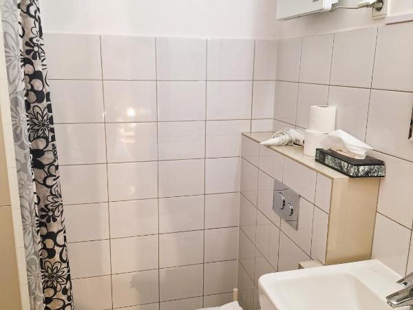 B & B Tomula : photo 4 de la chambre chambre double avec salle de bains privative