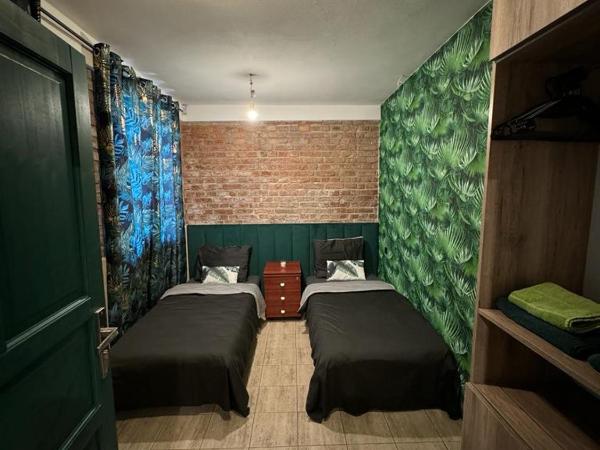 Stay in Poznan Tropical : photo 1 de la chambre chambre lits jumeaux avec salle de bains commune