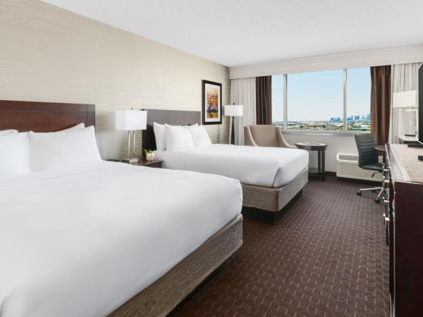 Crowne Plaza Phoenix Airport - PHX, an IHG Hotel : photo 2 de la chambre chambre double avec baignoire accessible aux personnes à mobilité réduite - non-fumeurs