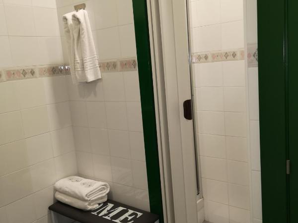 Hostel de las Facultades : photo 3 de la chambre chambre double avec salle de bains privative