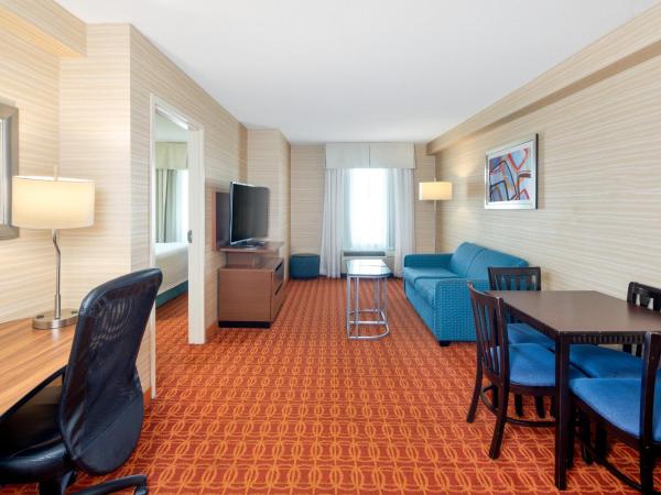 Fairfield Inn & Suites by Marriott Toronto Airport : photo 1 de la chambre studio exécutif lit king-size 
