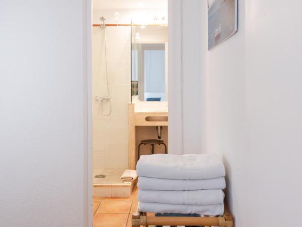 Hostal el Ranxo : photo 8 de la chambre chambre quadruple avec salle de bains privative