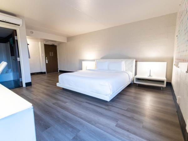 The Clarendon Hotel and Spa : photo 2 de la chambre chambre lit king-size - vue sur piscine 
