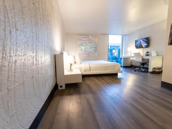 The Clarendon Hotel and Spa : photo 3 de la chambre chambre lit king-size - vue sur piscine 