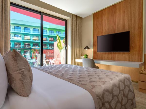 voco Monaco Dubai, an IHG Hotel, Adults Only, World Islands : photo 7 de la chambre chambre lit king-size premium - vue sur piscine