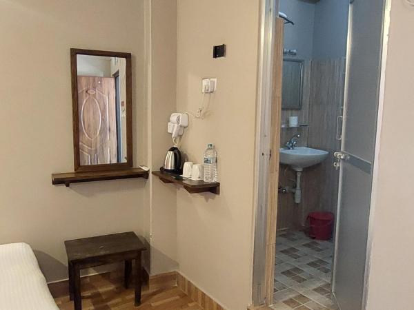 Hotel Blossom : photo 4 de la chambre chambre double Économique