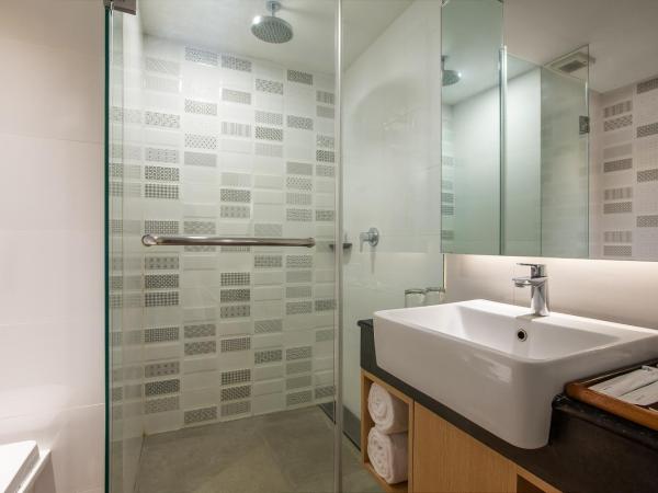 Aveta Hotel Malioboro : photo 8 de la chambre chambre de luxe avec balcon