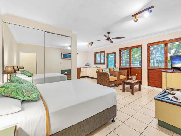 Bay Village Tropical Retreat & Apartments : photo 4 de la chambre studio
