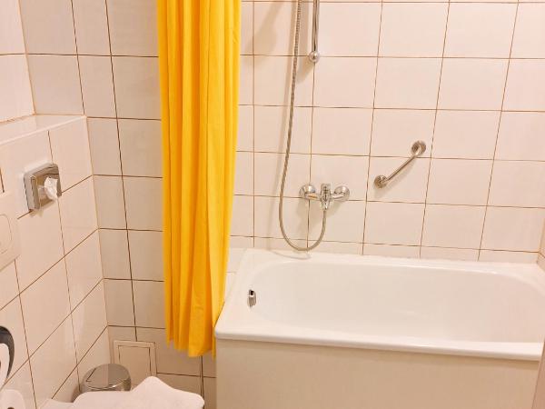 B & B Tomula : photo 3 de la chambre chambre triple avec baignoire