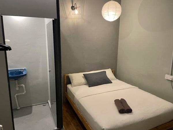 GRAYHAUS SOHO Ipoh : photo 3 de la chambre chambre double avec salle de bains commune