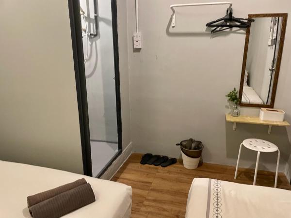 GRAYHAUS SOHO Ipoh : photo 8 de la chambre chambre triple avec salle de bains commune