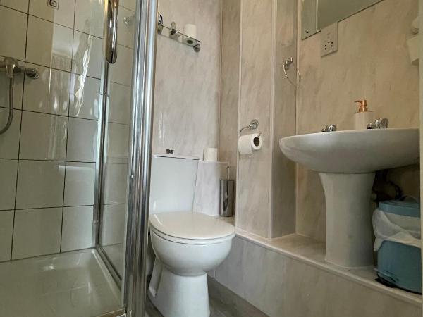 Burton Villa Guest House : photo 1 de la chambre chambre familiale