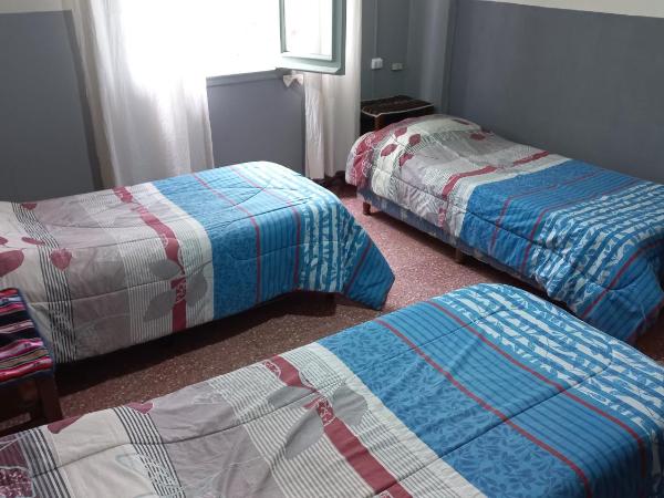 La Covacha Youth Hostel : photo 2 de la chambre chambre triple basique avec salle de bains commune