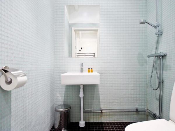 Stockholm Hostel : photo 2 de la chambre chambre quadruple avec salle de bains privative séparée