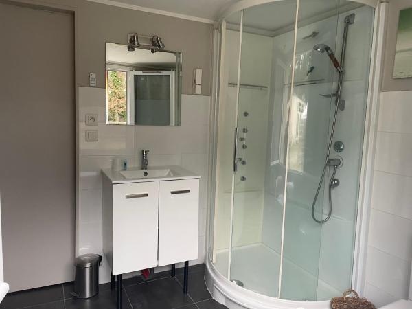 Cabane du Circuit : photo 6 de la chambre chambre simple avec salle de bains privative