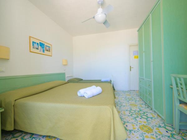 Hotel Parco Cartaromana : photo 1 de la chambre chambre triple