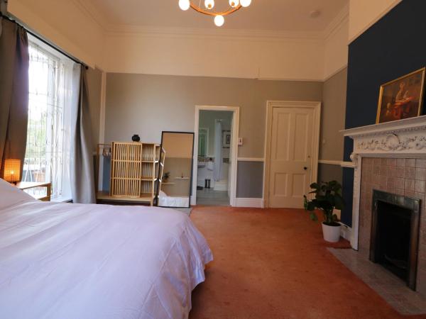 Mossley Hill Retreat : photo 5 de la chambre chambre lit king-size avec balcon