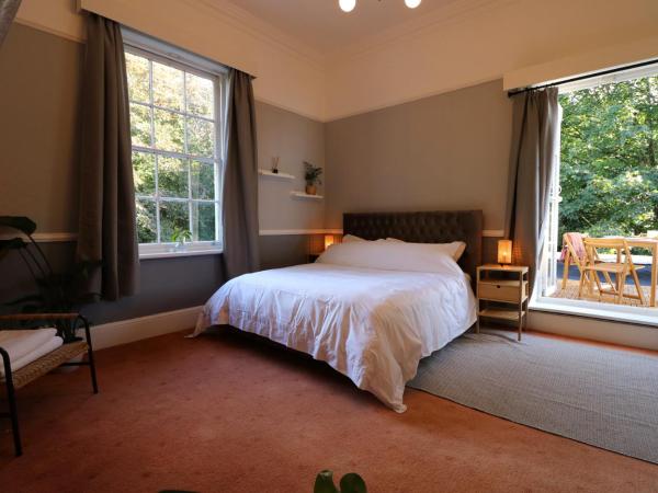 Mossley Hill Retreat : photo 1 de la chambre chambre lit king-size avec balcon