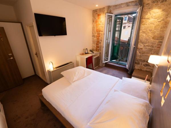 Slavija Culture Heritage Hotel : photo 4 de la chambre chambre double standard