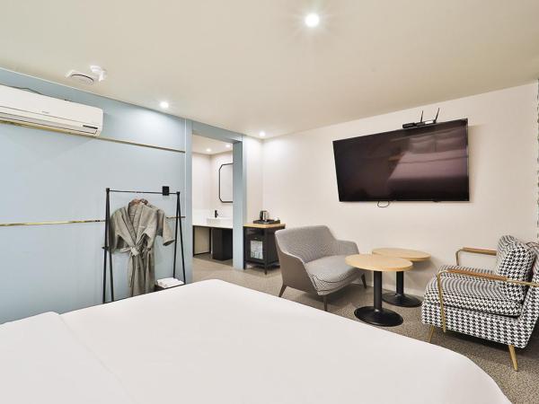 Jamsil Tomgi Hotel : photo 3 de la chambre suite room with 2 computers