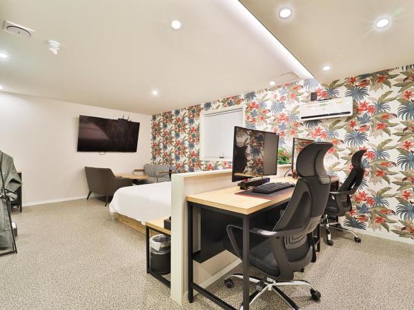 Jamsil Tomgi Hotel : photo 1 de la chambre suite room with 2 computers