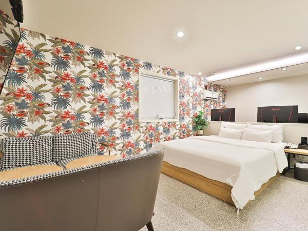 Jamsil Tomgi Hotel : photo 2 de la chambre suite room with 2 computers