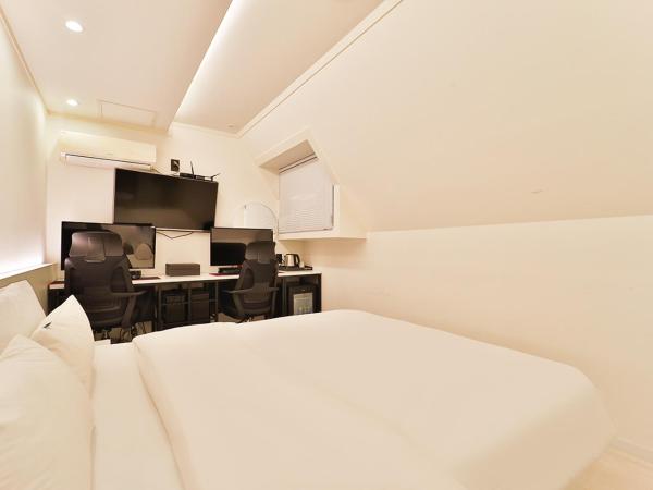 Jamsil Tomgi Hotel : photo 2 de la chambre standard double room with 2 computers