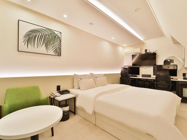 Jamsil Tomgi Hotel : photo 1 de la chambre standard double room with 2 computers