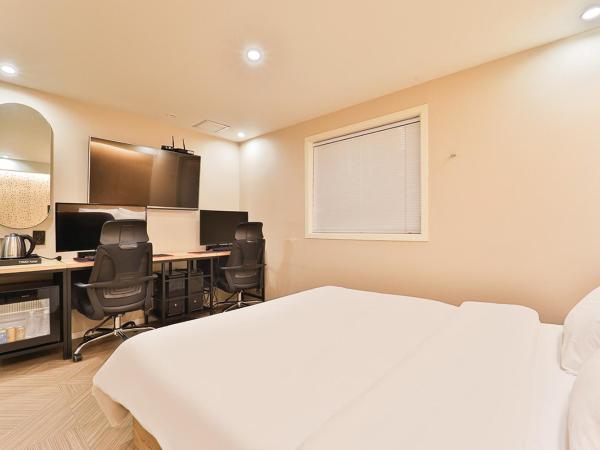 Jamsil Tomgi Hotel : photo 3 de la chambre deluxe double room with 2 computers