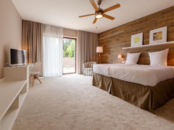 Cihelny Golf & Wellness Resort : photo 6 de la chambre chambre double supérieure avec balcon - vue sur parcours de golf
