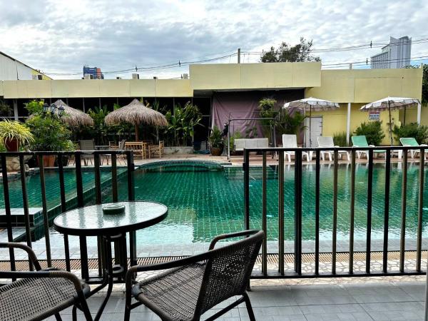 Anantra Pattaya Resort : photo 3 de la chambre chambre double deluxe avec accès piscine