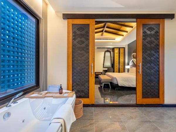Phukalini Luxury Pool Villa & Onsen-SHA Plus Certified : photo 10 de la chambre jacuzzi de luxe