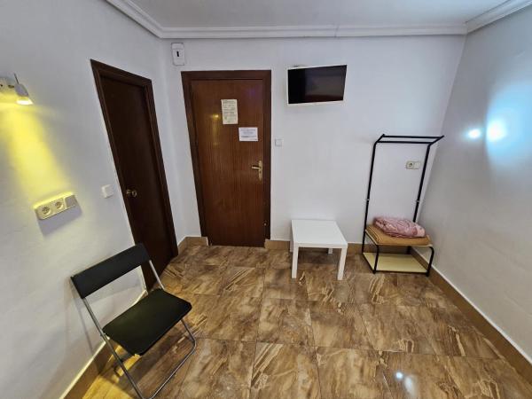 Hostal Las Vegas : photo 3 de la chambre chambre double avec lit d'appoint