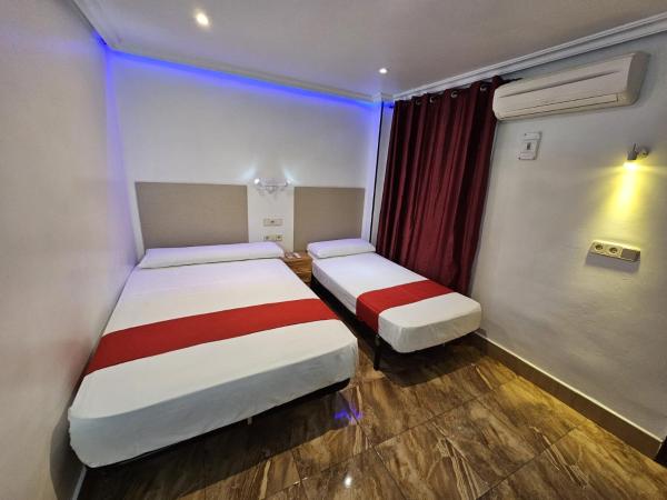 Hostal Las Vegas : photo 1 de la chambre chambre double avec lit d'appoint