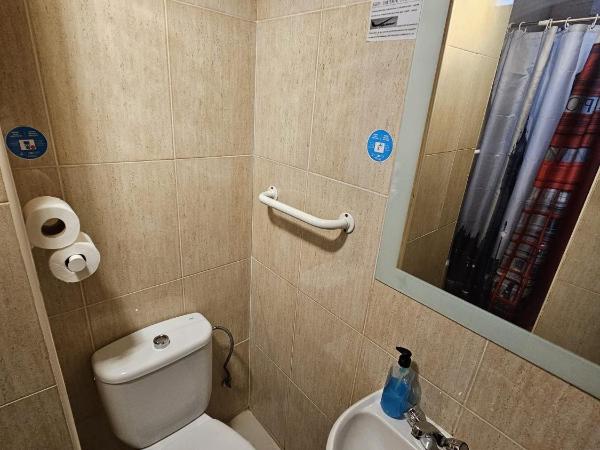 Hostal Las Vegas : photo 5 de la chambre chambre double avec lit d'appoint