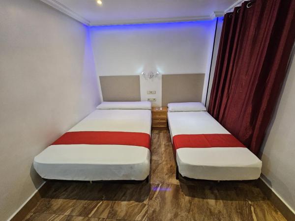 Hostal Las Vegas : photo 2 de la chambre chambre double avec lit d'appoint