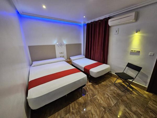 Hostal Las Vegas : photo 4 de la chambre chambre double avec lit d'appoint