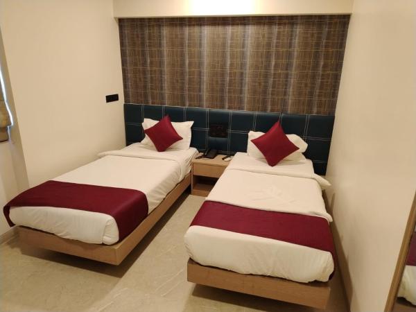 J Hotel and Banquets : photo 2 de la chambre chambre lits jumeaux