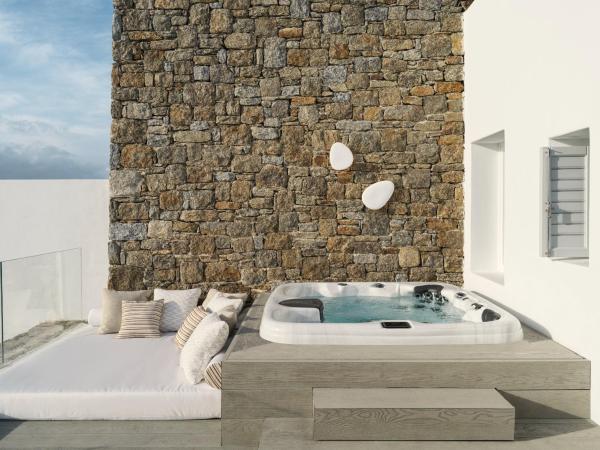 Deos Mykonos - A Myconian Collection Hotel : photo 4 de la chambre delta room with outdoor hot tub & partial sea view