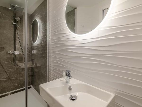 Campanile Caen Centre Gare : photo 3 de la chambre chambre familiale avec 1 lit king-size et 2 lits simples