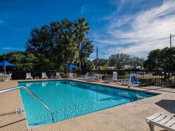 Quality Inn Orange Park Jacksonville : photo 3 de la chambre chambre lit king-size - non-fumeurs - vue sur piscine 