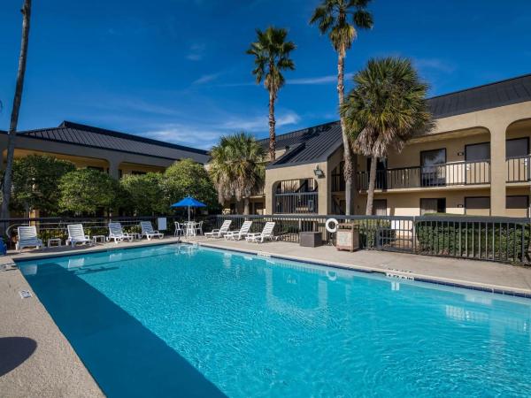 Quality Inn Orange Park Jacksonville : photo 4 de la chambre chambre lit king-size - non-fumeurs - vue sur piscine 