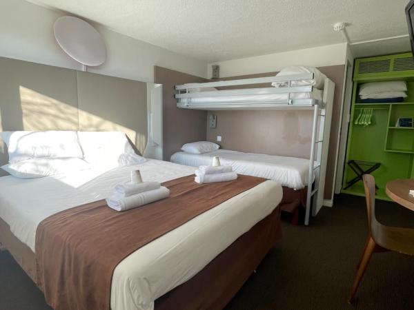 Campanile Troyes Sud - Buchères : photo 2 de la chambre chambre quadruple - 1 lit double et 2 lits superposés
