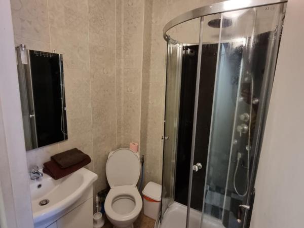 Hôtel des allées : photo 4 de la chambre chambre double avec salle de bains privative